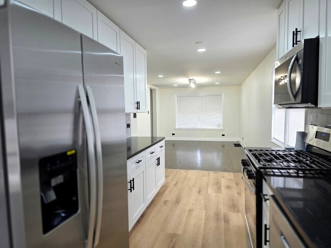 Building Photo - 5251 S Hamlin Ave