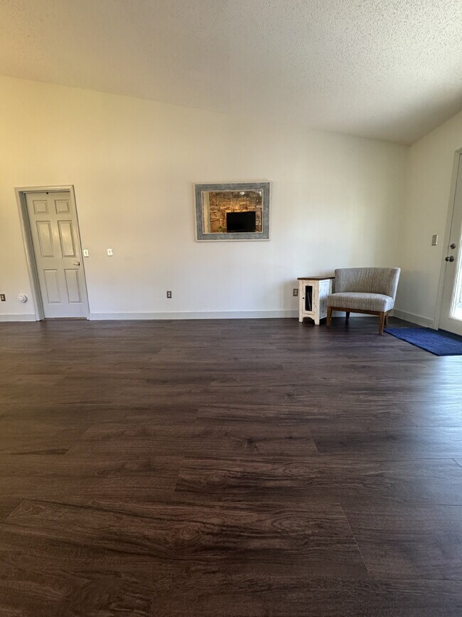 Building Photo - "Charming 2-Bedroom Condo with Cozy Fireplace in Hendersonville – 1603 Sq Ft of Comfort!"