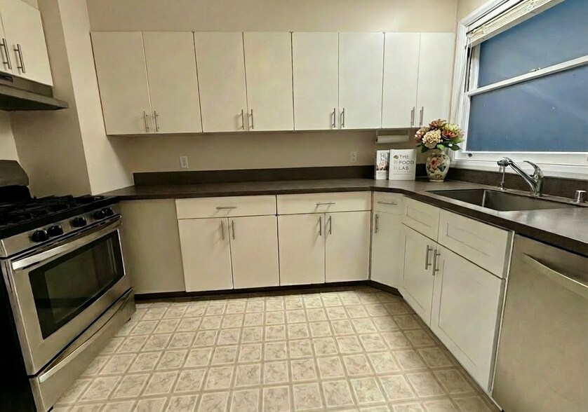 Building Photo - 1015 Francisco St