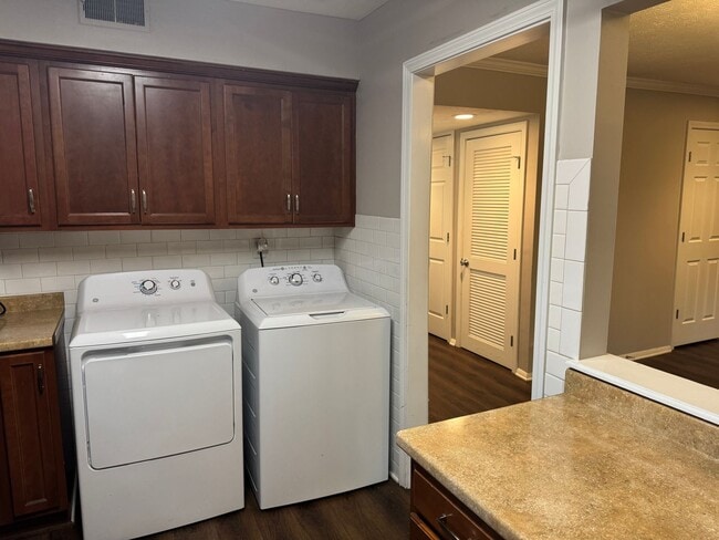 Building Photo - Charming 3 bed 2 bath Townhouse near Nippe...