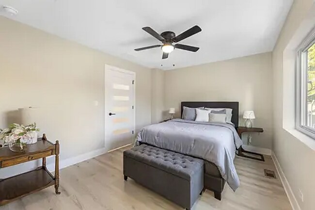 Building Photo - 5901 W Erie St