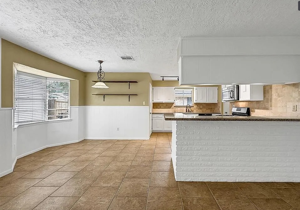 Building Photo - 9611 Crail Dr