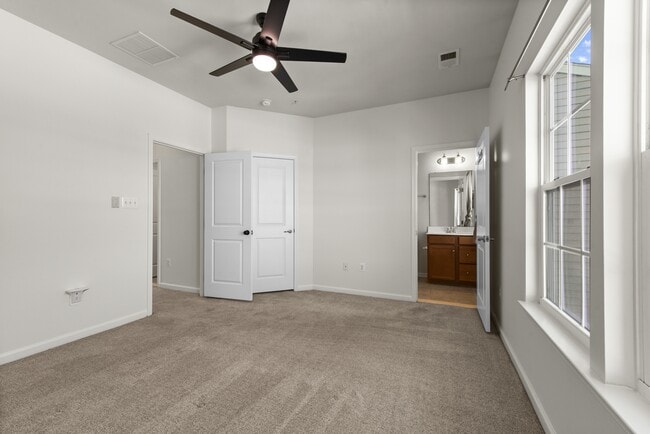 Building Photo - 712 White Walnut Ln