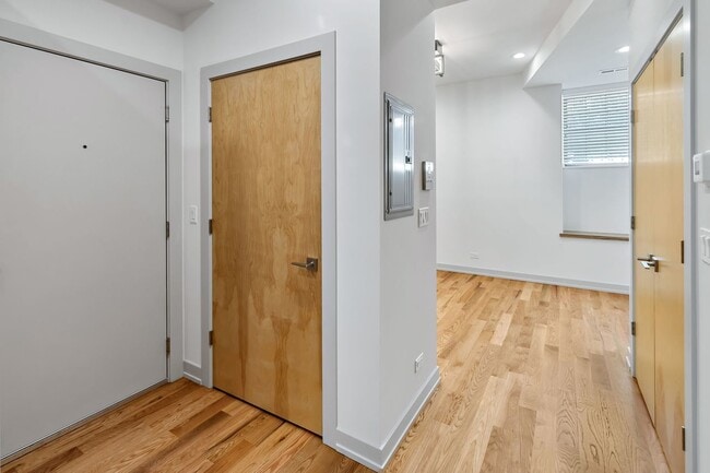 Building Photo - 323 E 44th St