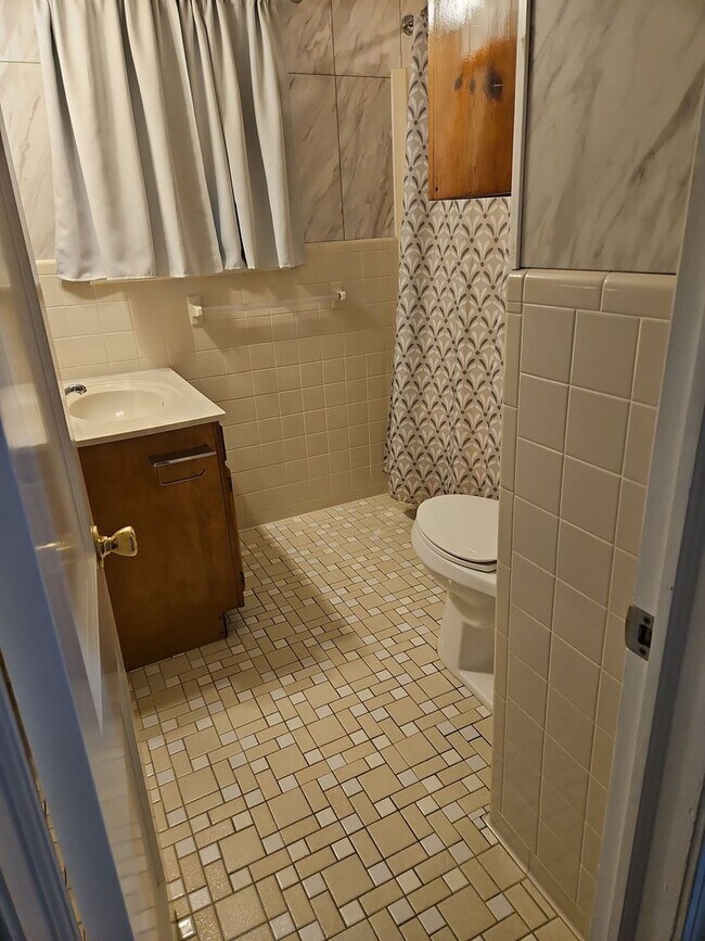 Building Photo - 3 Bedroom, 2 bath Home with Garage in New ...