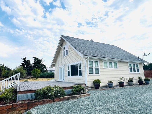 Primary Photo - Beautiful 2 bedroom, + office/bonus room i...