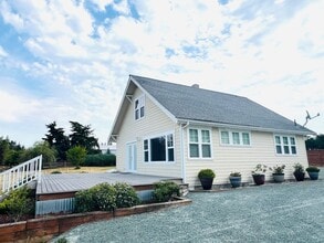 Building Photo - Beautiful 2 bedroom, + office/bonus room i...