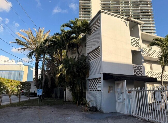 Building Photo - 1610 NW N River Dr