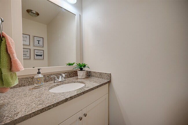 Building Photo - 801 E Beach Dr