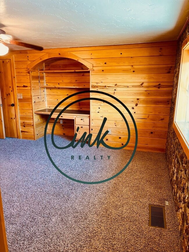 Building Photo - Charming Cabin-Style Home with Stunning To...