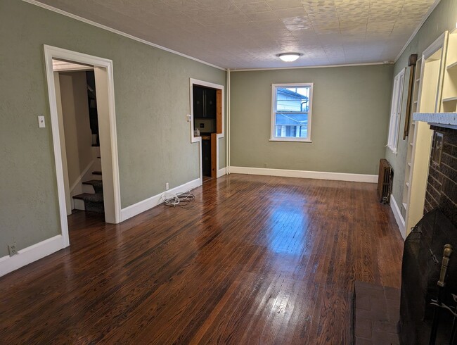 Building Photo - Spacious 4 Bed 2.5 Bath Home