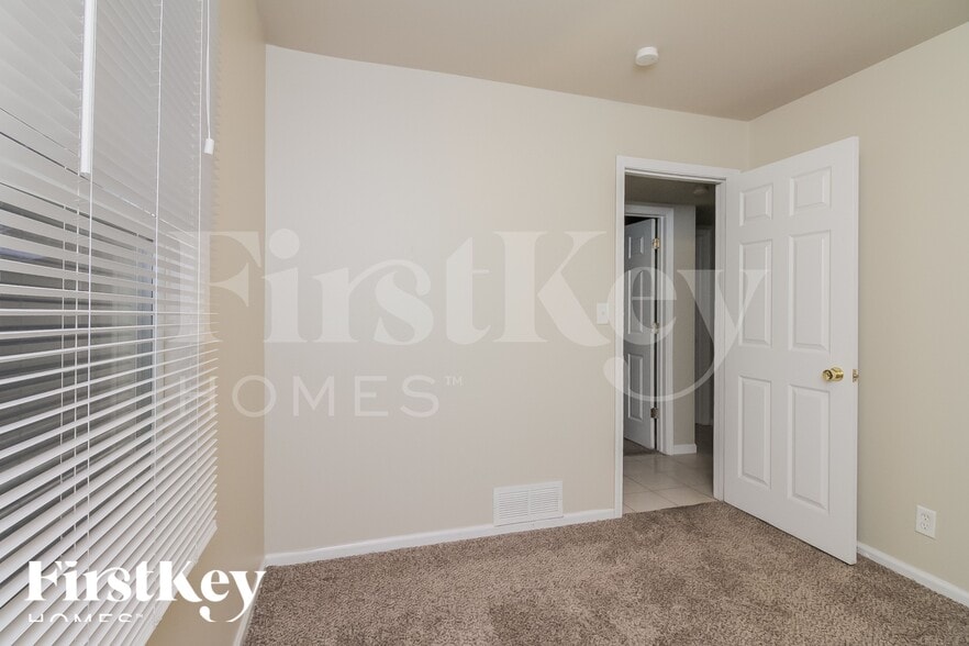 Building Photo - 1369 Hinman St