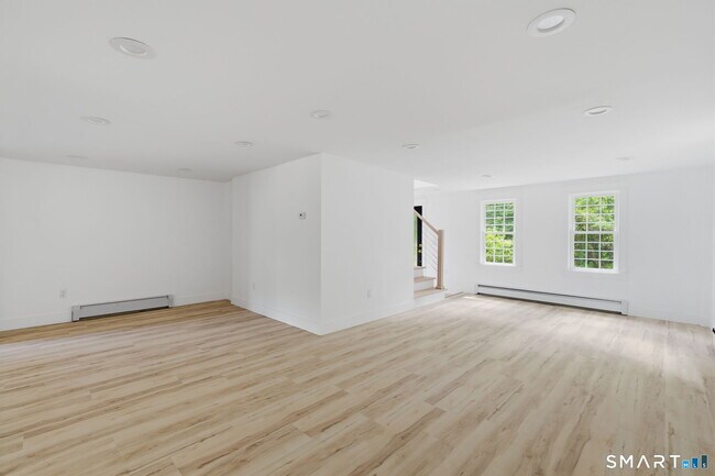 Building Photo - 765 Norwich Ave