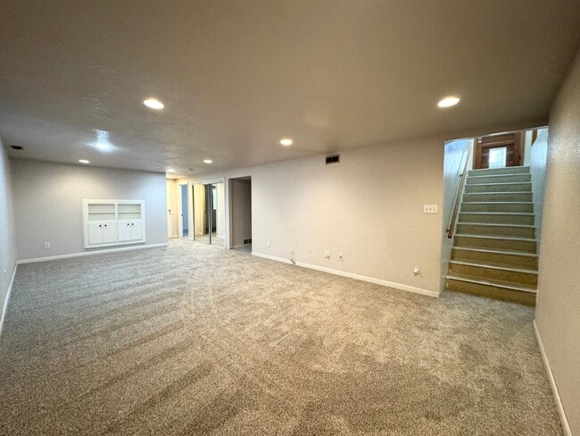 Building Photo - 5 bed 2 bath ranch with finished basement in Loveland