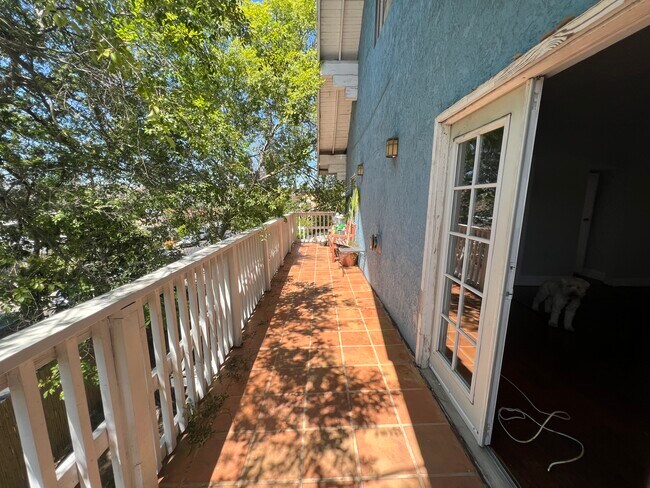 Balcony along front of house - 411 Isabel St