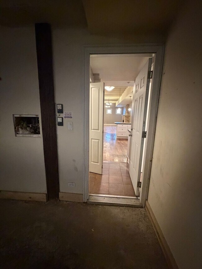 Building Photo - 1357 N Wolcott Ave