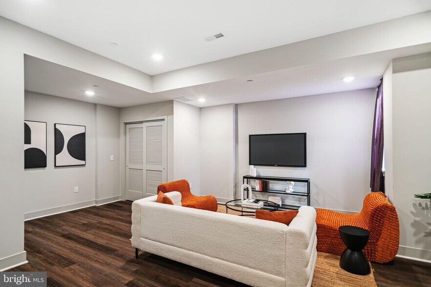 Building Photo - 670 N 13th St