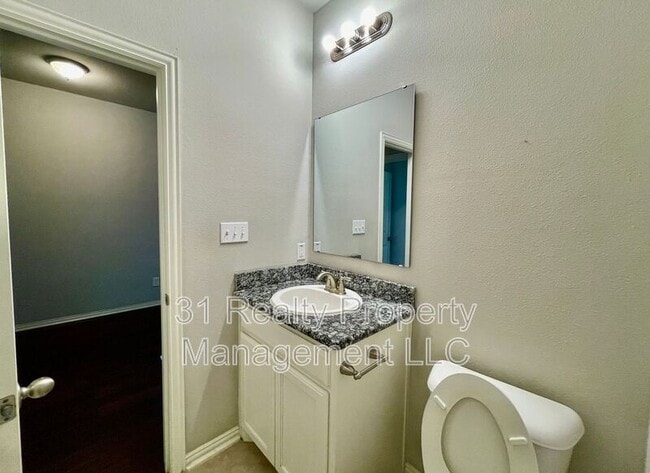 Building Photo - 3115 N Hickory St