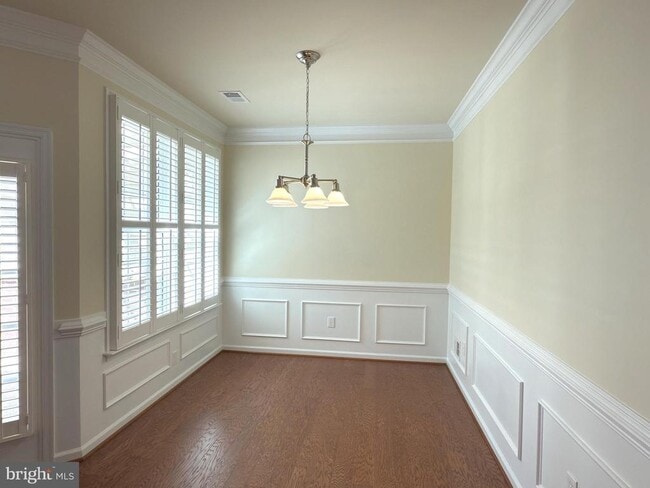 Building Photo - 44342 Oakmont Manor Square