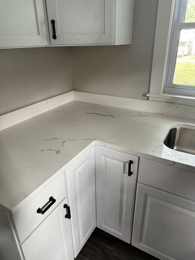 Building Photo - 5-Bedroom 2-Bath Completely Renovated!