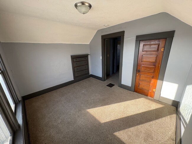 Building Photo - Spacious Home with Huge Backyard, Laundry included