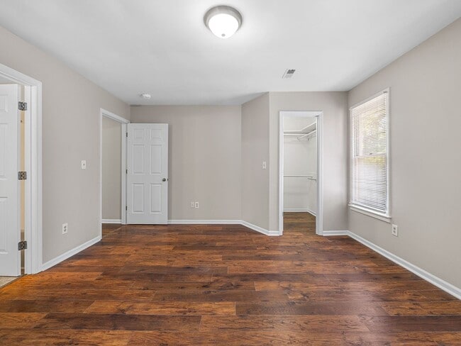 Building Photo - Cozy 3 Bedroom, 2.5 Bath Home with 2 Car G...