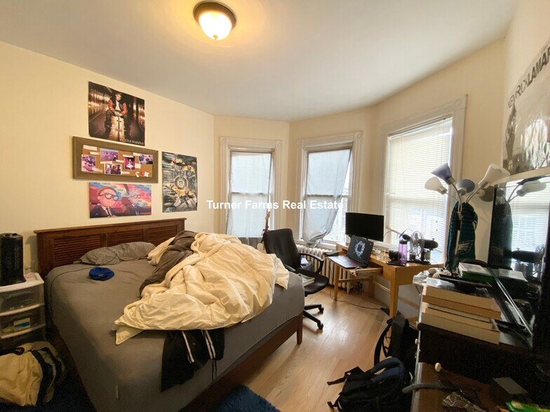 Building Photo - 10 Sachem St
