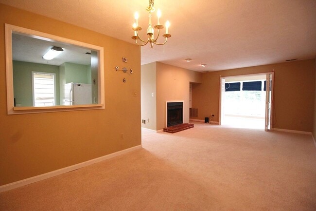 Building Photo - Large upper-level condo
