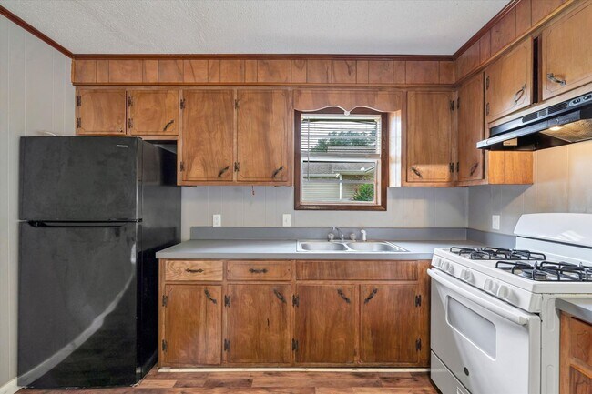 Building Photo - 3 Bedroom Home Across from JHS