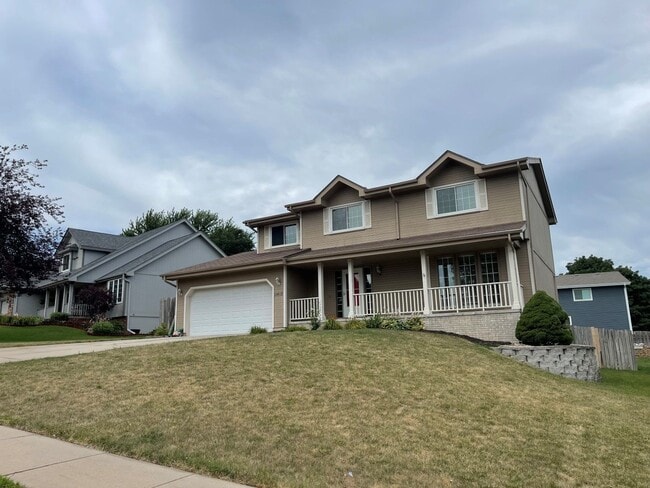 Primary Photo - Home For Rent Bellevue!