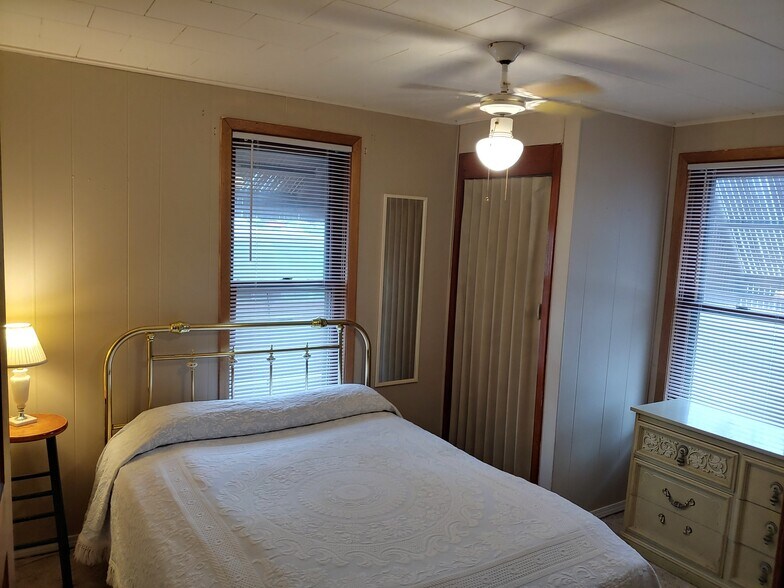 master bedroom is downstairs - 1146 Howard St