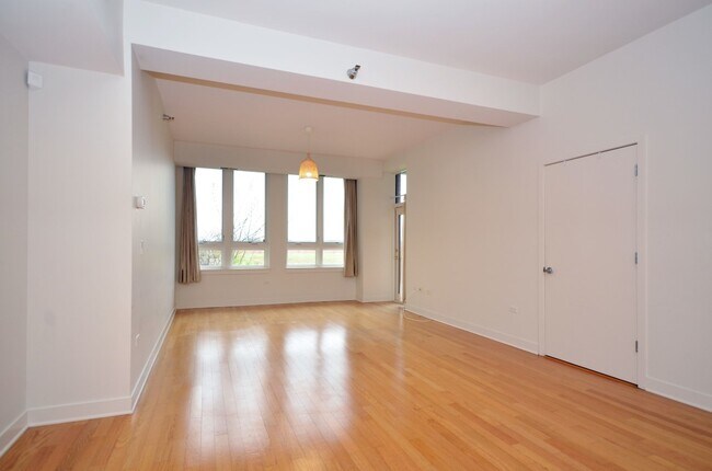 Building Photo - 6000 N Cicero Ave