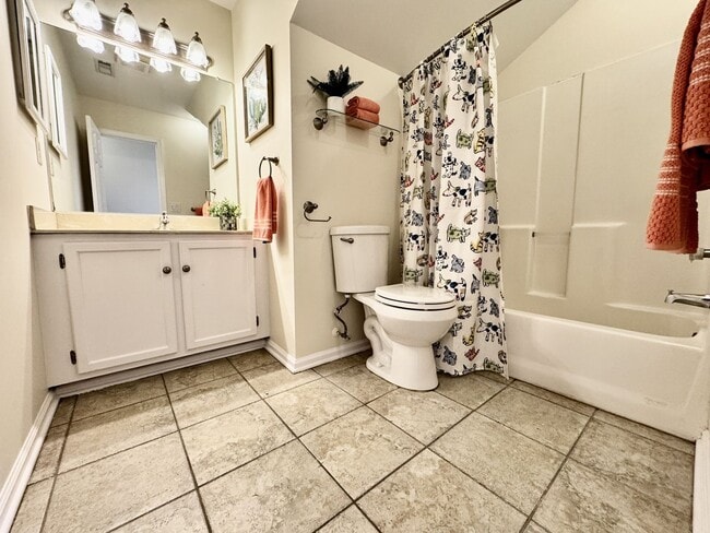 Building Photo - 4-Bedroom Home in Rock Creek Available NOW...