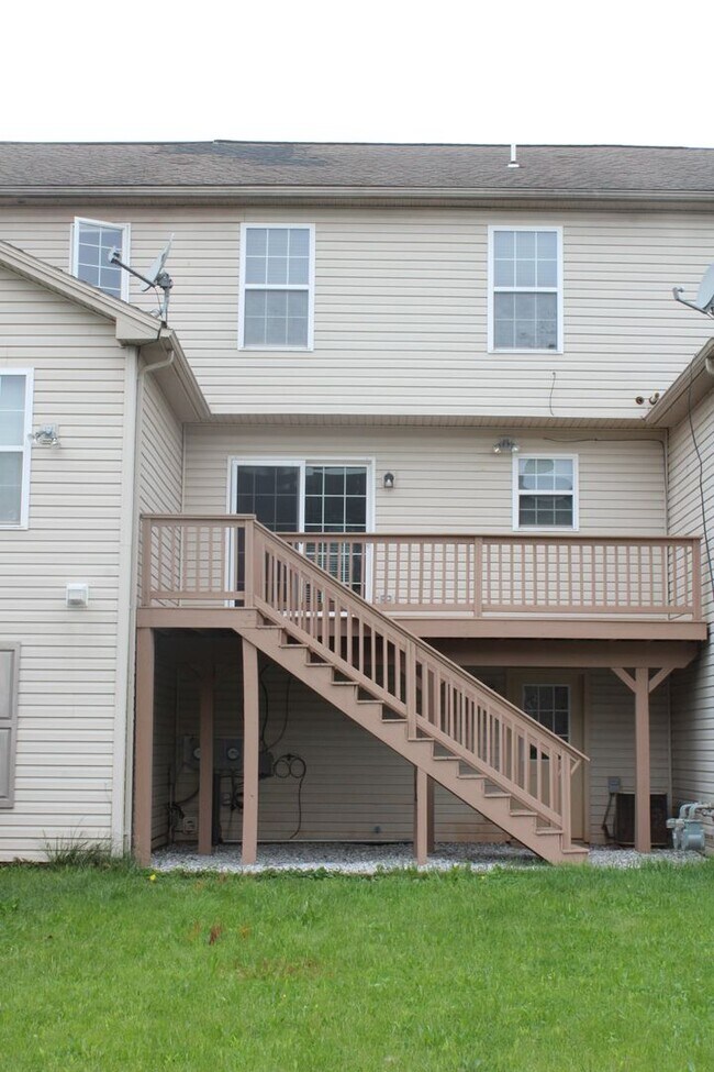 Building Photo - 450 Fisher Dr