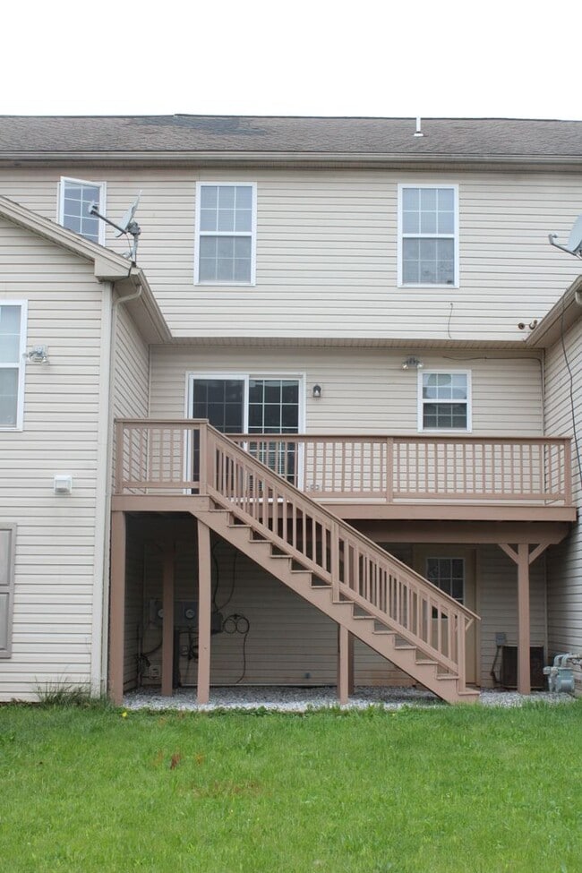 Building Photo - Townhouse