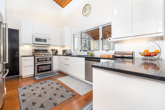 Building Photo - 9 Belshyre Ct