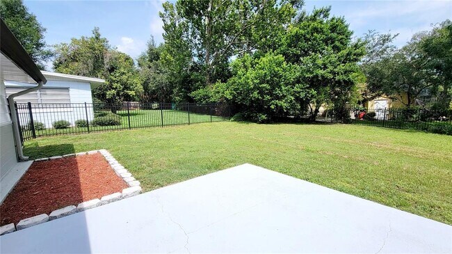 Building Photo - 1068 W Lakeshore Dr