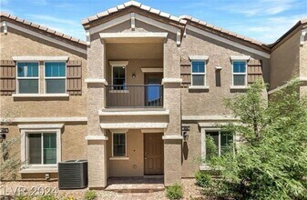 Building Photo - Your Dream Townhome Awaits!
