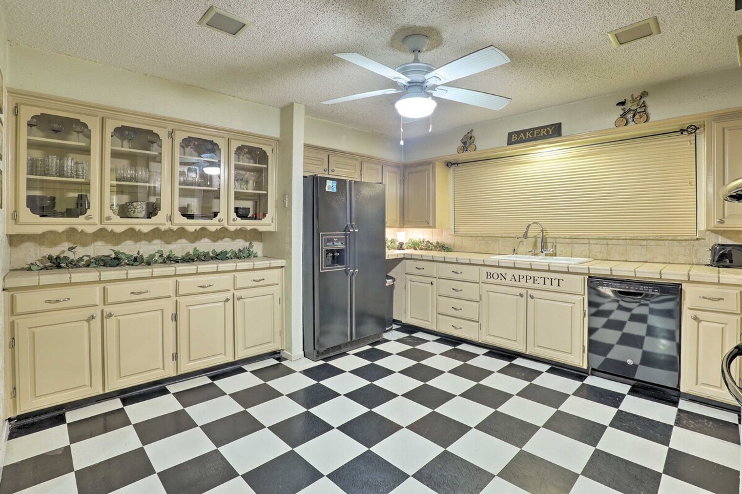 Building Photo - 2109 Woodside Dr