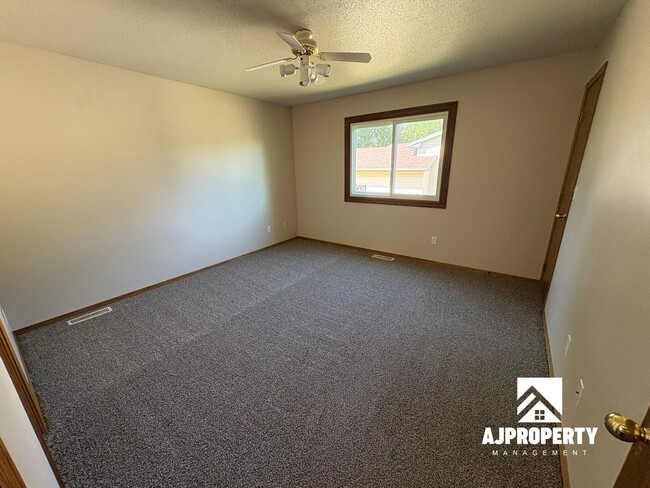 Building Photo - 2208 S Larch Ave