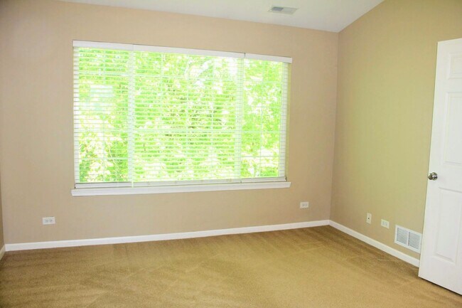 Building Photo - Beautiful Townhome for rent in Lakemoor!