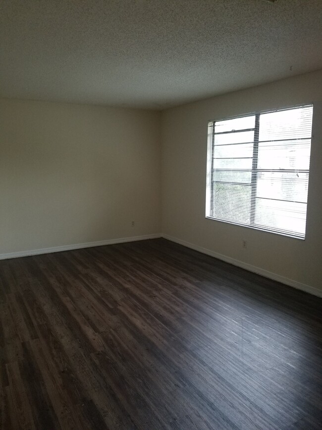 Building Photo - $995- 2/1.5 - Upstairs Unit  - Fresh Paint...