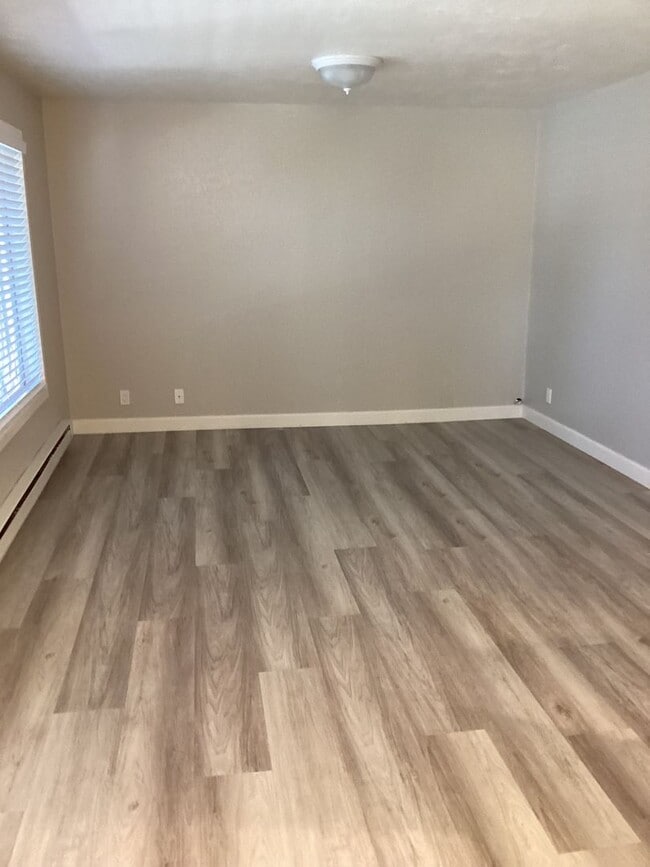 Building Photo - BEAUTIFUL - REMODELED 2 BEDROOM/1 BATH CON...