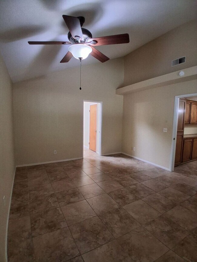 Building Photo - Charming Well-Maintained 3-Bed Fresno House!