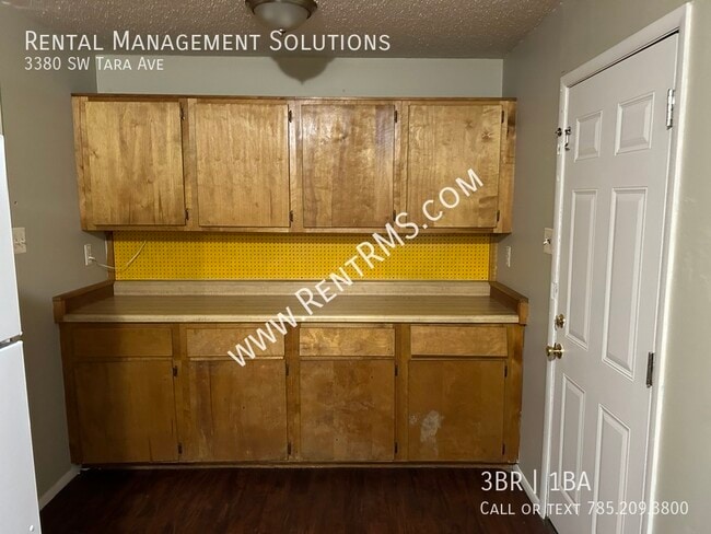 Building Photo - **MOVE-IN SPECIAL**3380 SW Tara Ave - 3 BE...