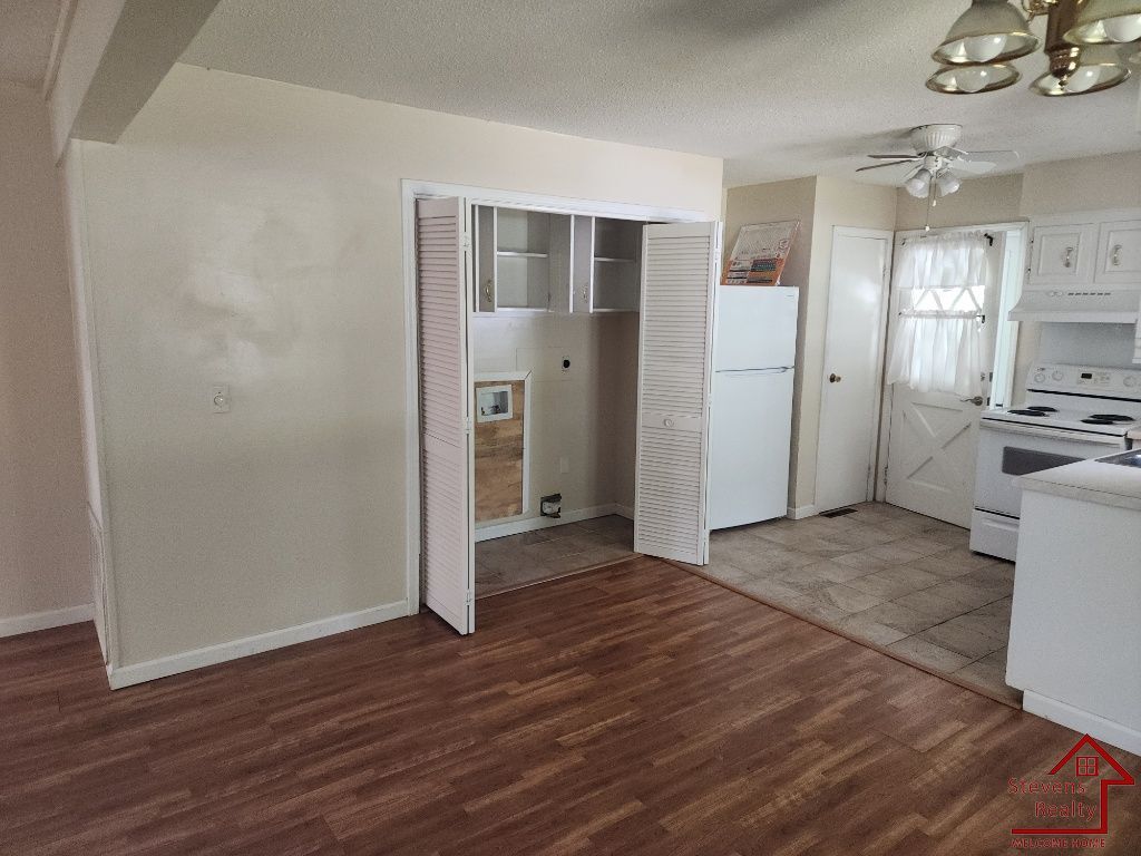 Building Photo - 163 Lakeshire Dr