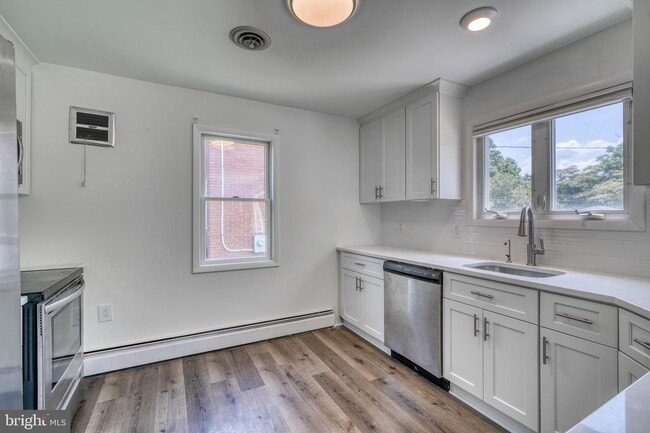 Building Photo - 2166 Lake Dr