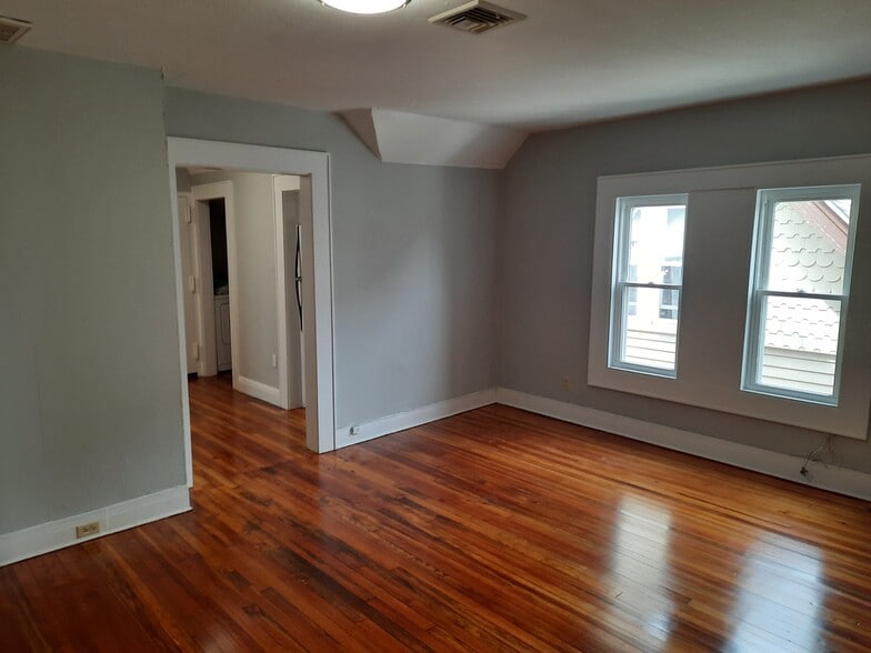 ROOM - 177 Davenport Ave