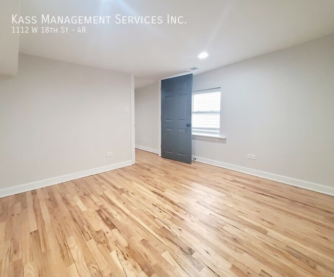 Building Photo - 1112 W 18th St