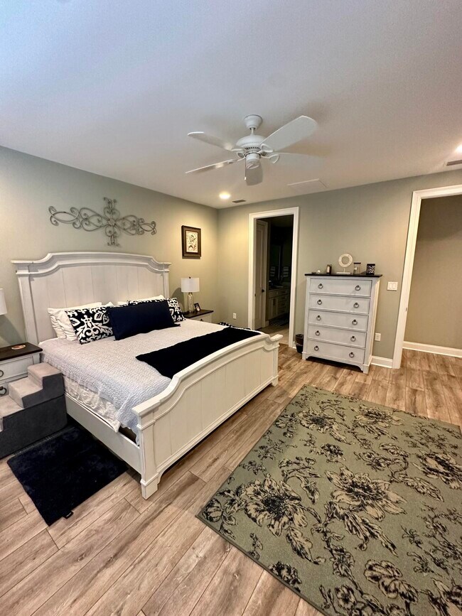 Building Photo - 613 Tulip Tree Way